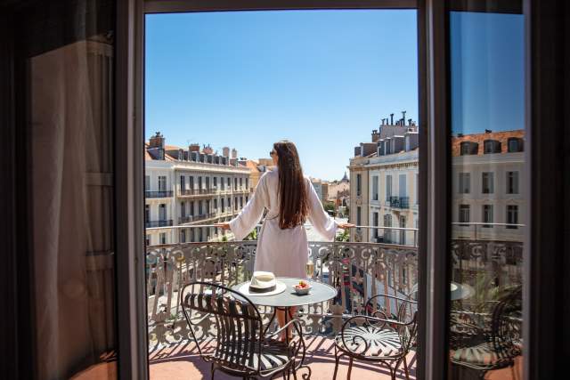 balcon avec vue sur Cannes de l'hôtel Le Cavendish · Boutique Hotel Cannes 