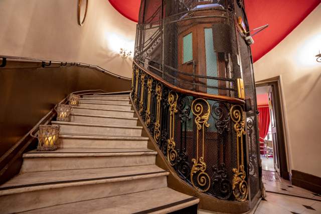 escalier de l'hôtel Le Cavendish · Hotel 4 étoiles Cannes