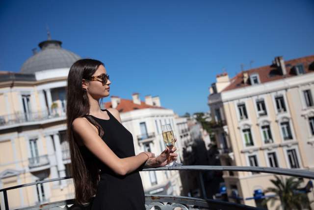 balcon avec vue sur Cannes de l'hôtel Le Cavendish · Hotel 4 étoiles Cannes