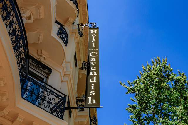 facade de l'hôtel Le Cavendish · Hotel 4 étoiles Cannes