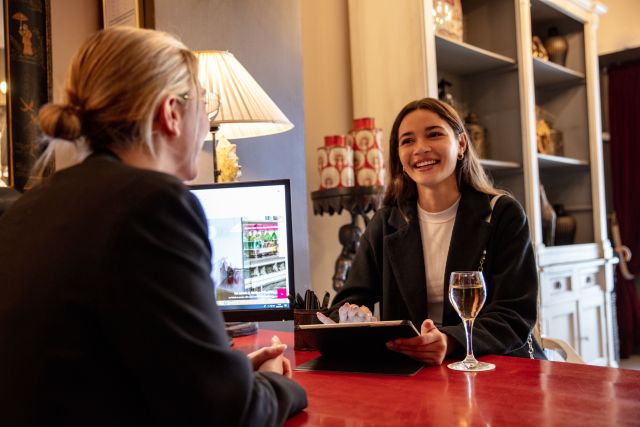 réception de l'hôtel Le Cavendish · Hotel 4 étoiles Cannes